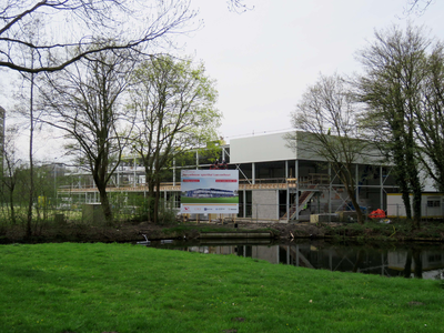 838312 Gezicht op de bouw van sporthal Loevenhout op Sportpark Loevenhoutsedijk, vanaf de Brailledreef te Utrecht.